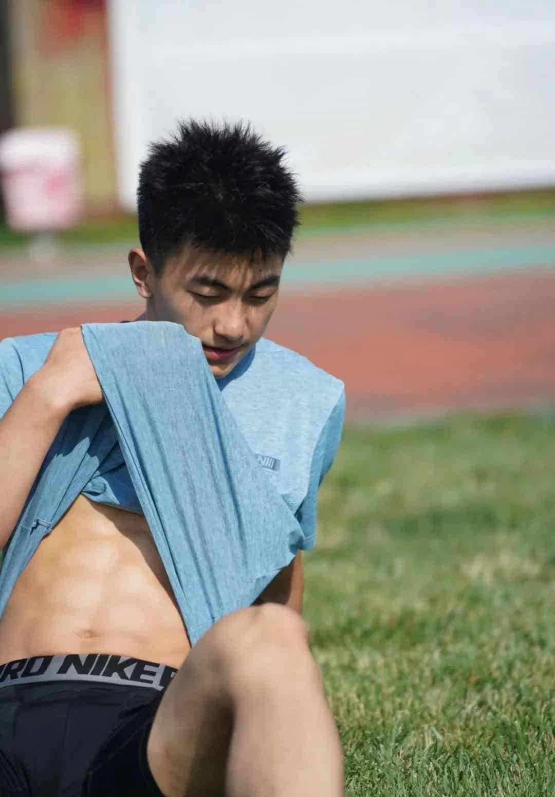 图片[15]-黑皮弟弟穿高弹裤训练实拍，网友：体育生天花板！-小蓝短视频