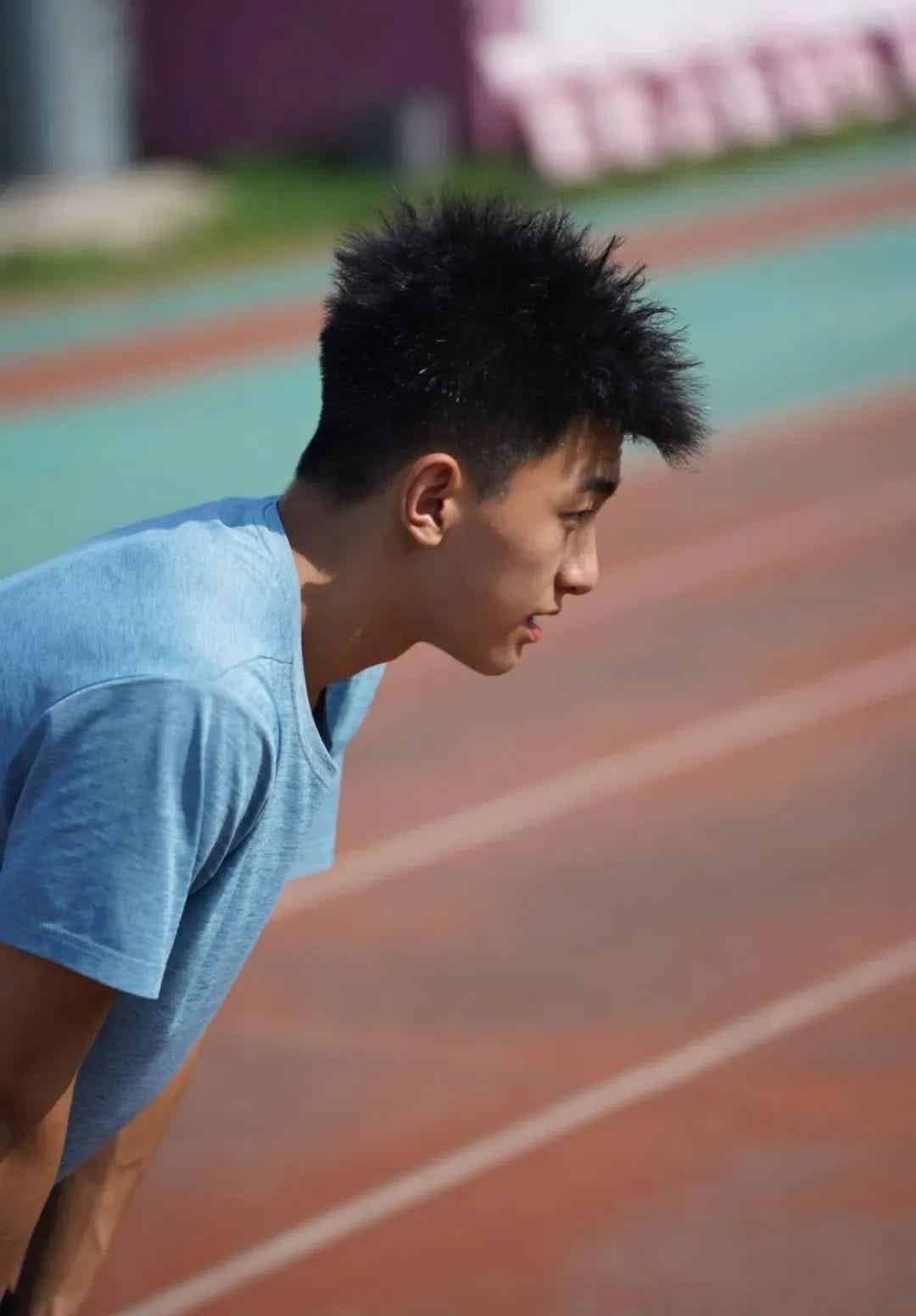 图片[16]-黑皮弟弟穿高弹裤训练实拍，网友：体育生天花板！-小蓝短视频