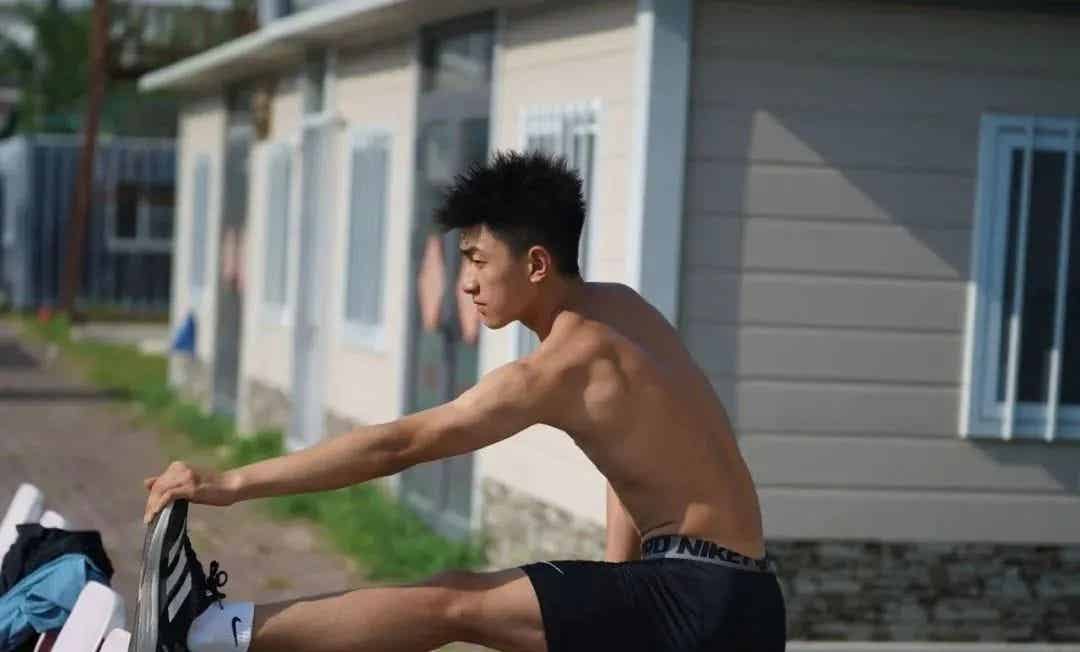 图片[18]-黑皮弟弟穿高弹裤训练实拍，网友：体育生天花板！-小蓝短视频