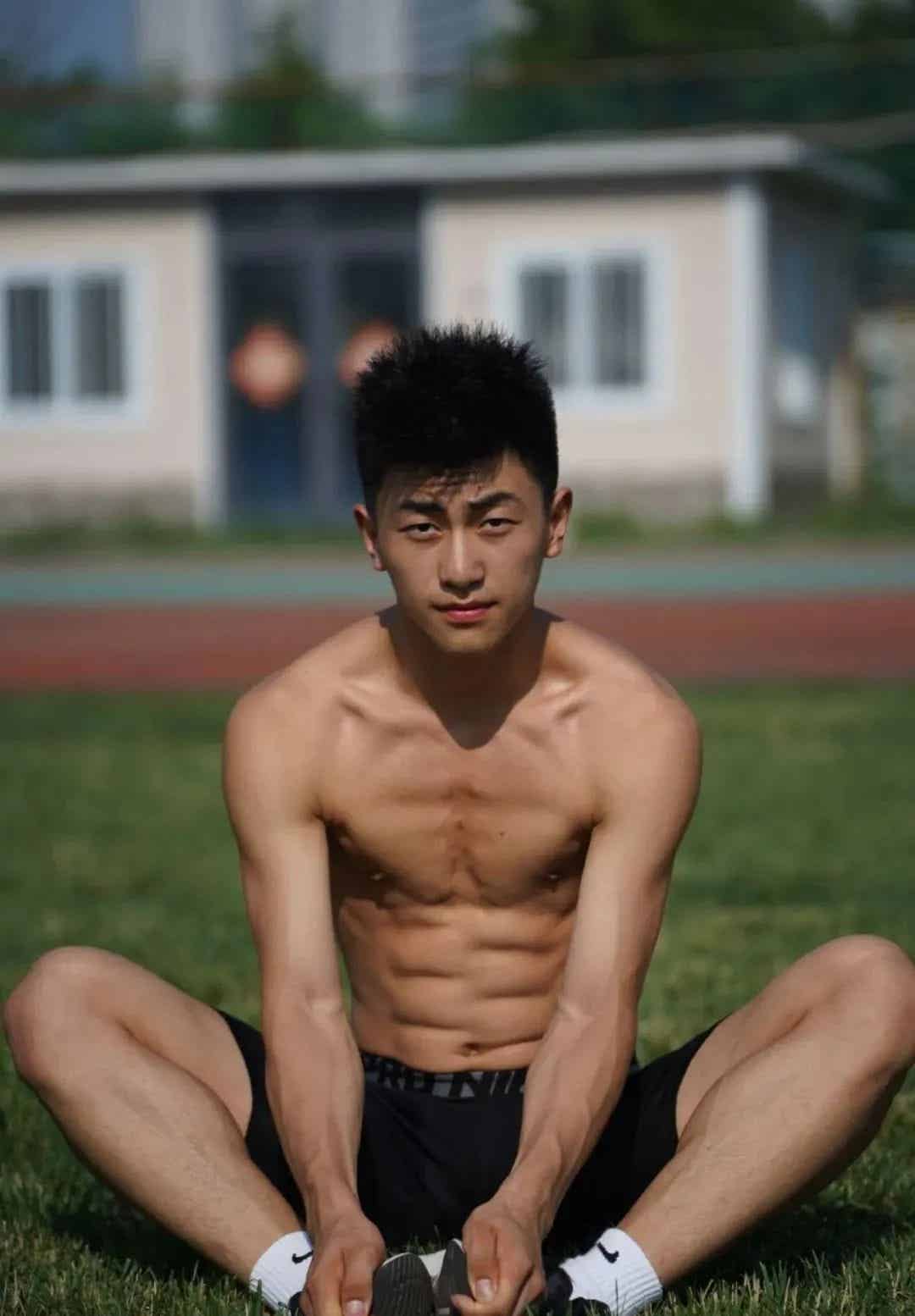 黑皮弟弟穿高弹裤训练实拍,网友:体育生天花板!-小蓝短视频