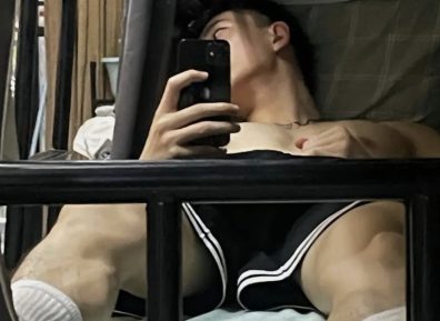 天气热了寝室男大体育生长腿穿的太短!拉太低自拍?