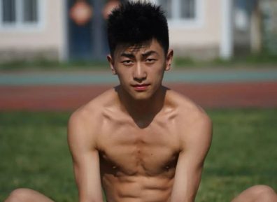 黑皮弟弟穿高弹裤训练实拍，网友：体育生天花板！