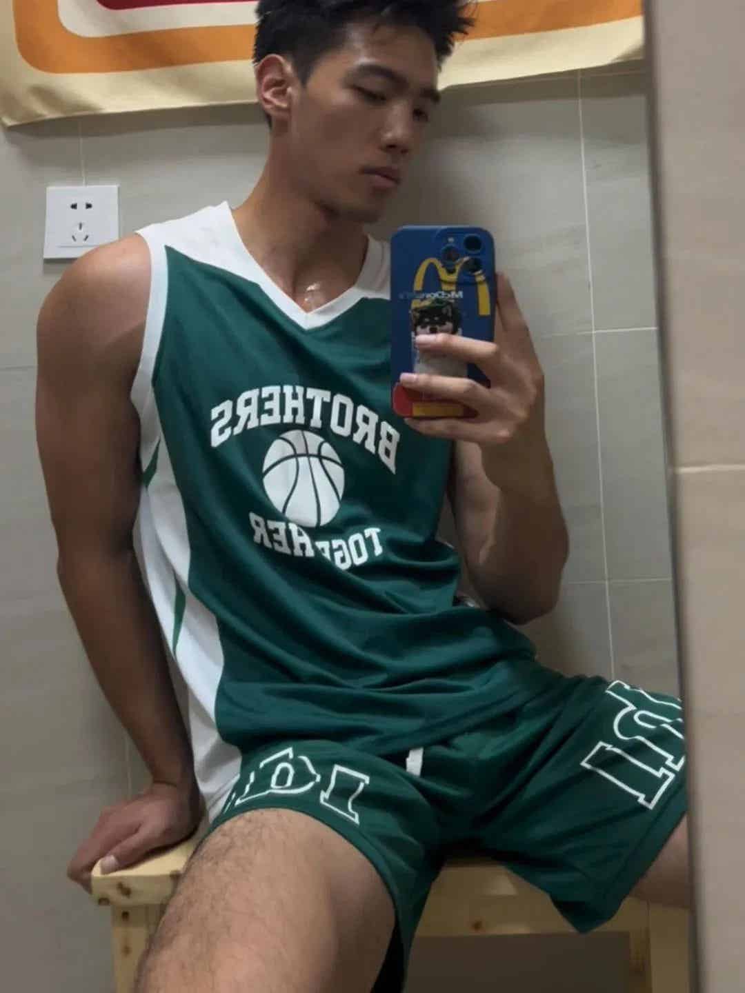 图片[1]-肌肉黑皮体育系男大，这到底是谁在谈啊？！-小蓝短视频