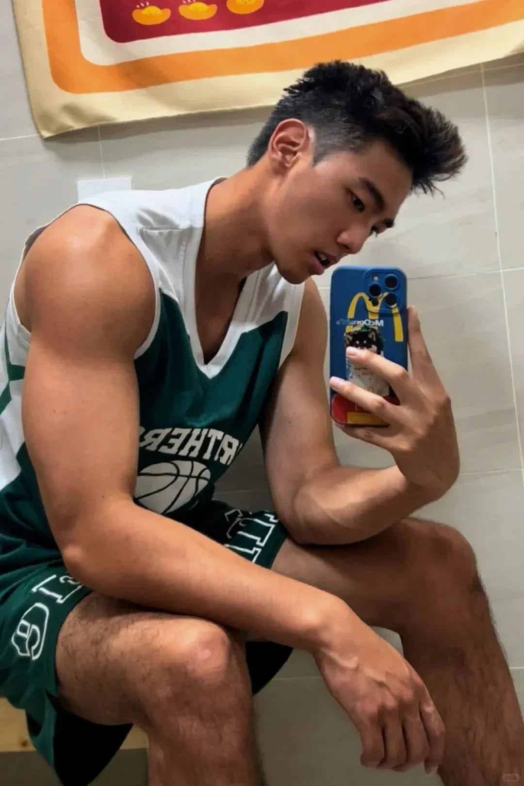 图片[2]-肌肉黑皮体育系男大，这到底是谁在谈啊？！-小蓝短视频