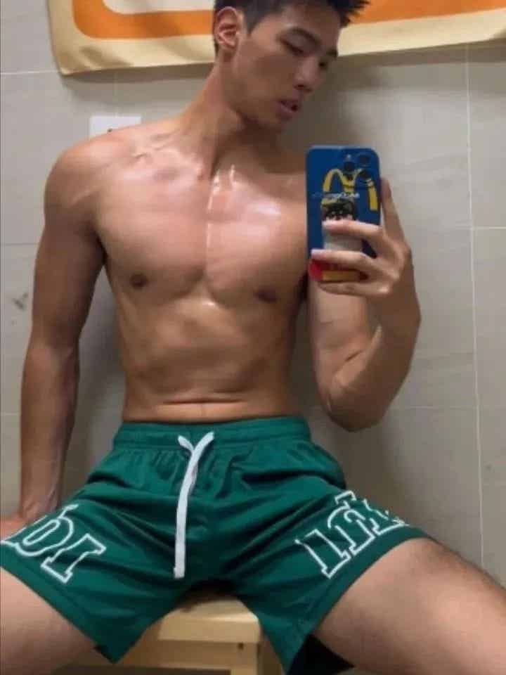 图片[3]-肌肉黑皮体育系男大，这到底是谁在谈啊？！-小蓝短视频