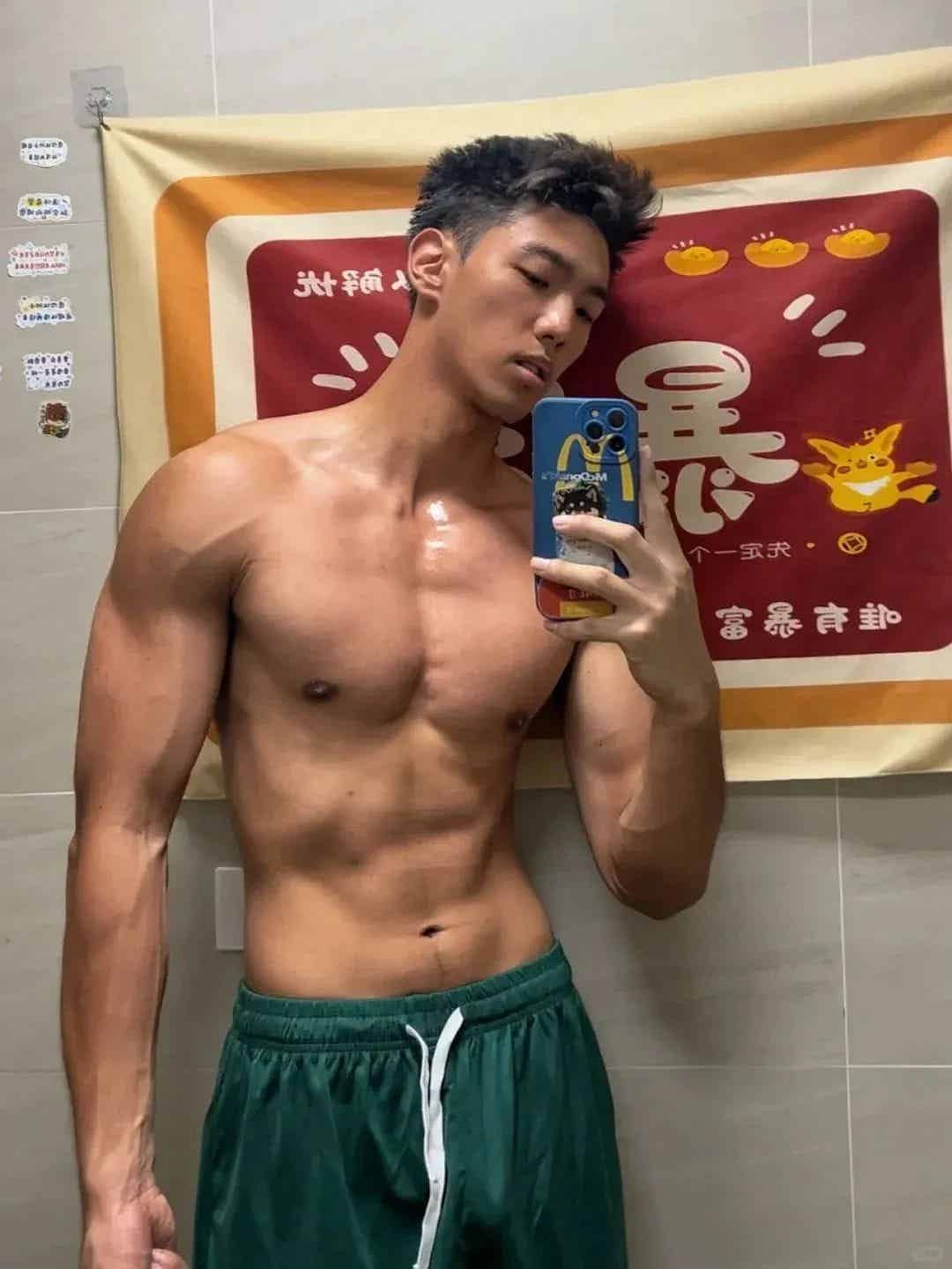 图片[4]-肌肉黑皮体育系男大，这到底是谁在谈啊？！-小蓝短视频