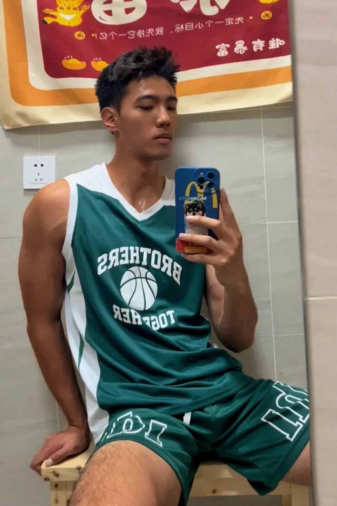 图片[5]-肌肉黑皮体育系男大，这到底是谁在谈啊？！-小蓝短视频