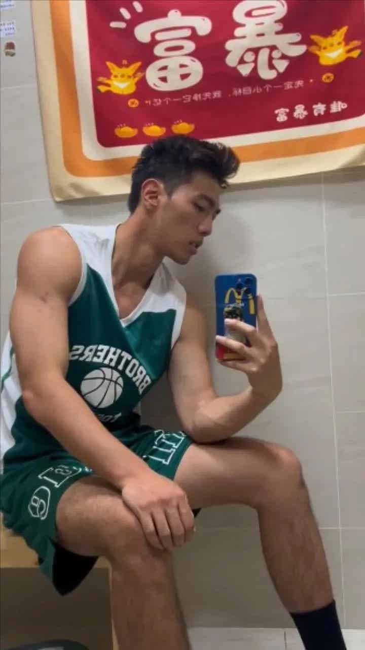 图片[7]-肌肉黑皮体育系男大，这到底是谁在谈啊？！-小蓝短视频