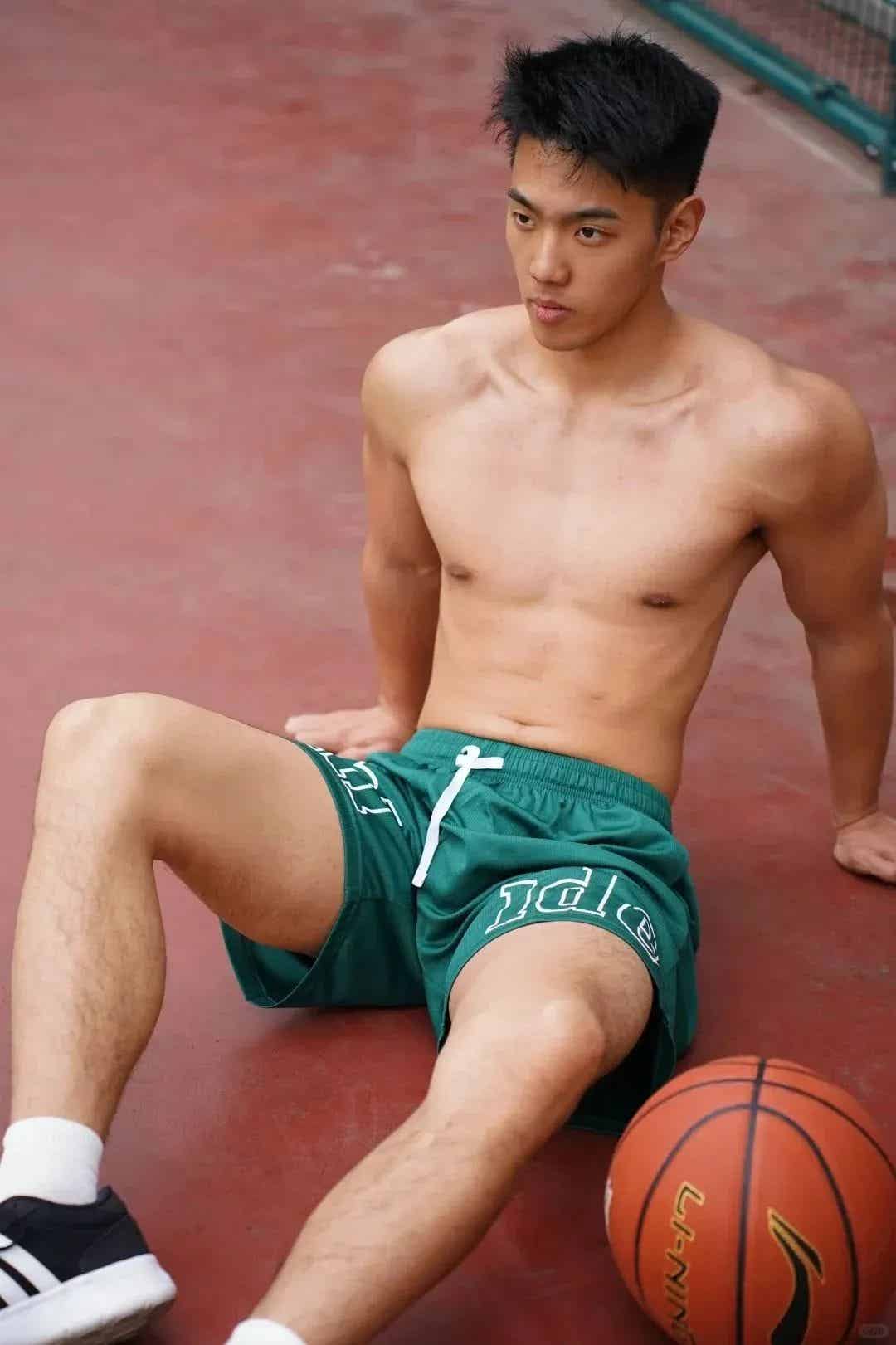 图片[8]-肌肉黑皮体育系男大，这到底是谁在谈啊？！-小蓝短视频