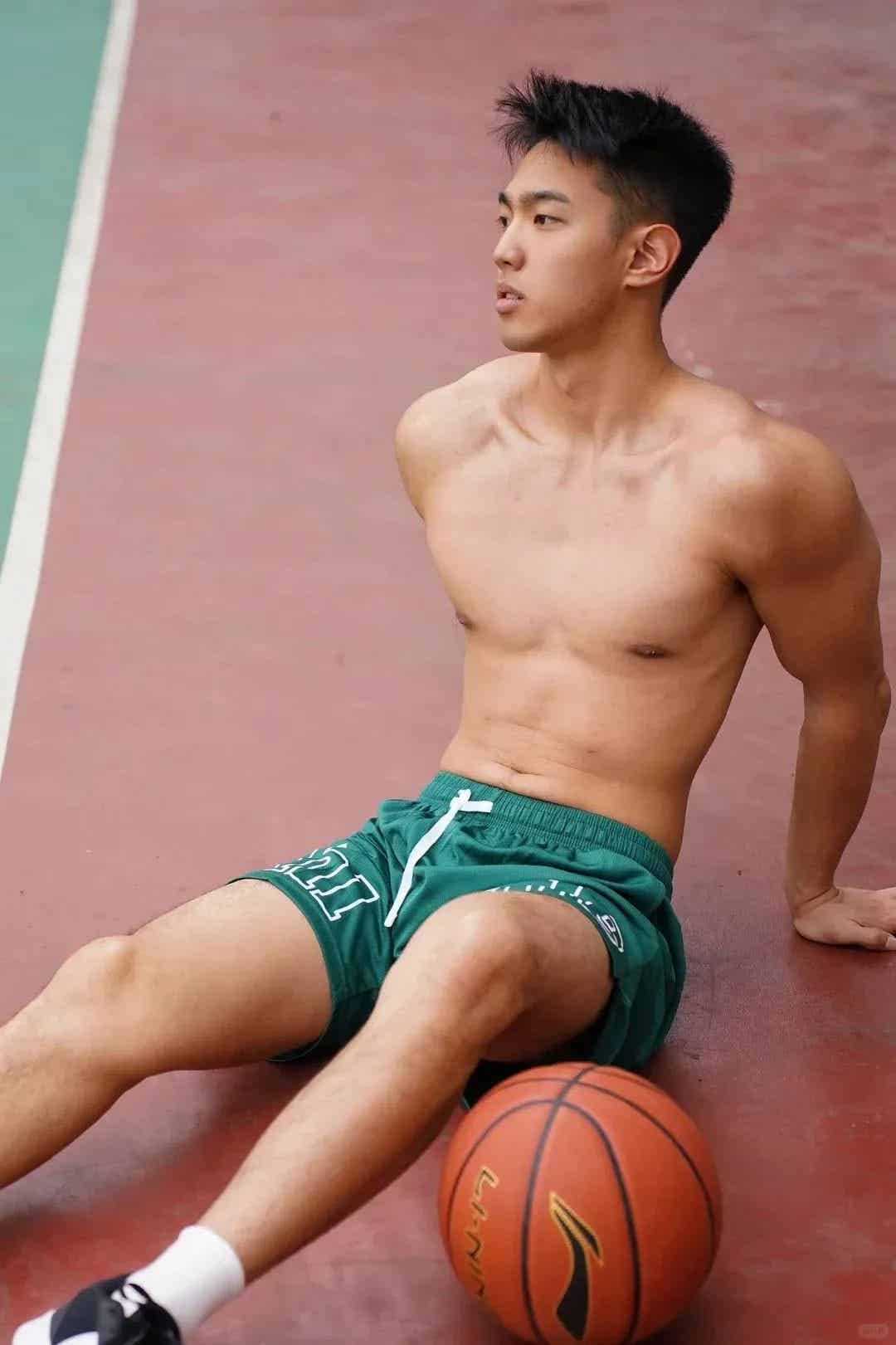 图片[9]-肌肉黑皮体育系男大，这到底是谁在谈啊？！-小蓝短视频