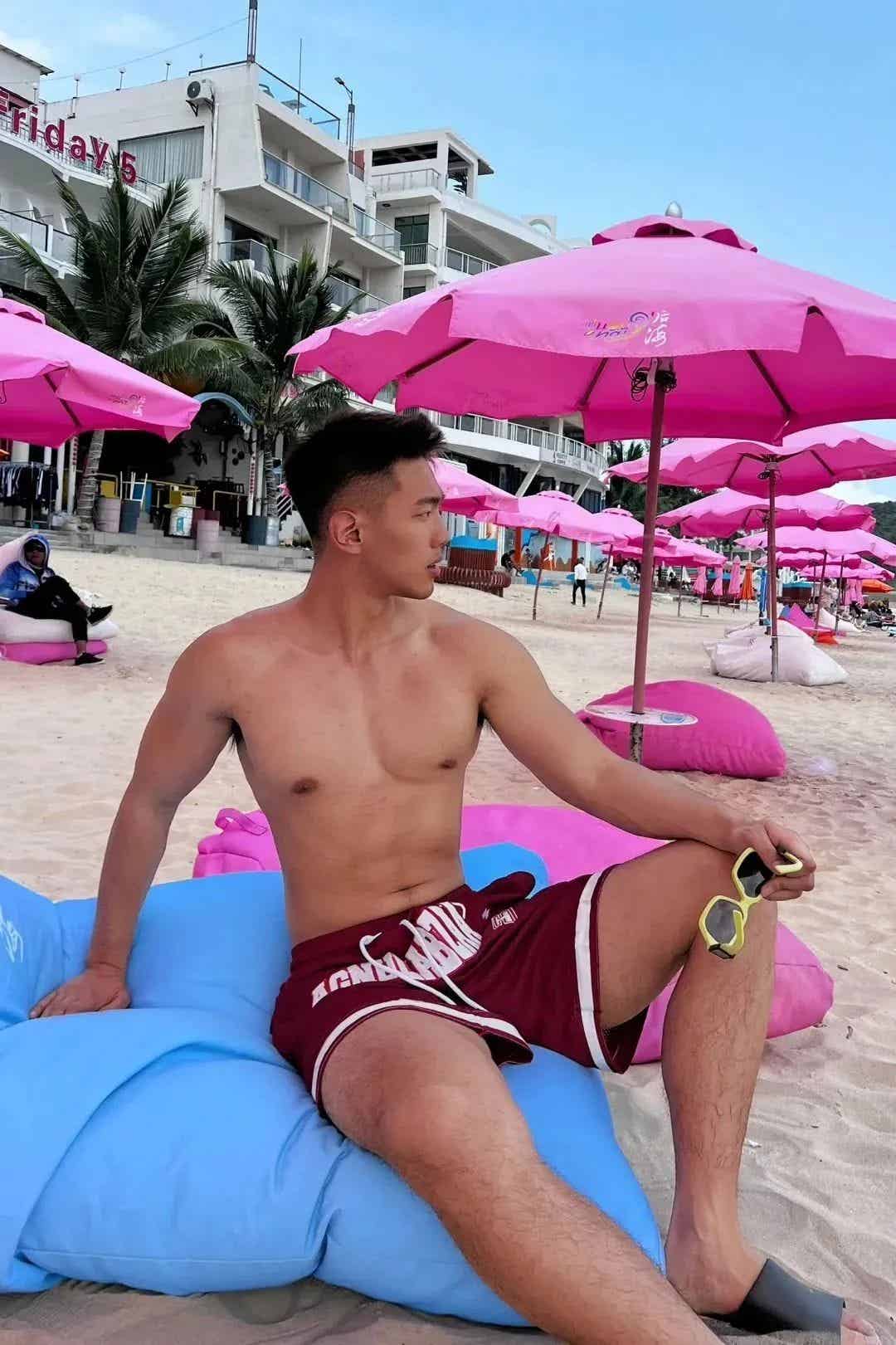 肌肉黑皮体育系男大，这到底是谁在谈啊？！-小蓝短视频