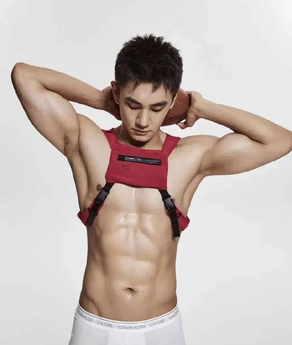 图片[16]-宁泽涛代餐出现！186cm腱子肉天菜教练的鲨鱼线是真实存在的吗-小蓝短视频