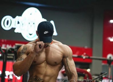 身高187的健身肌肉男网红，野外写真秀面包胸格子腹还有南瓜肩，这身材颜值简直绝绝子