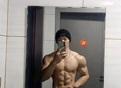 宽肩窄腰大肌肉健身帅哥，够大只吗？