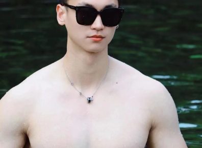 毫无训练痕迹的白皮肌肉壮男，这种身材你喜欢吗?