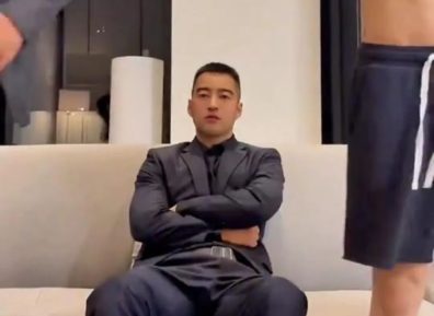 突发｜网Ｈ八块腹肌被抓！肿么回事？