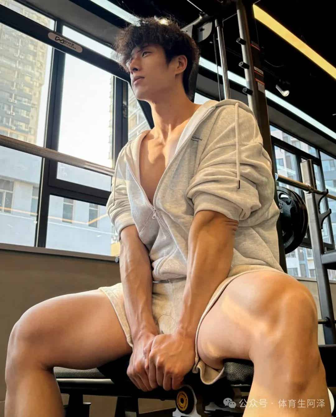 图片[1]-185cm粗腿健身男大，饱满胸肌太诱人，网友辣评：比我屁股还大.....-小蓝短视频