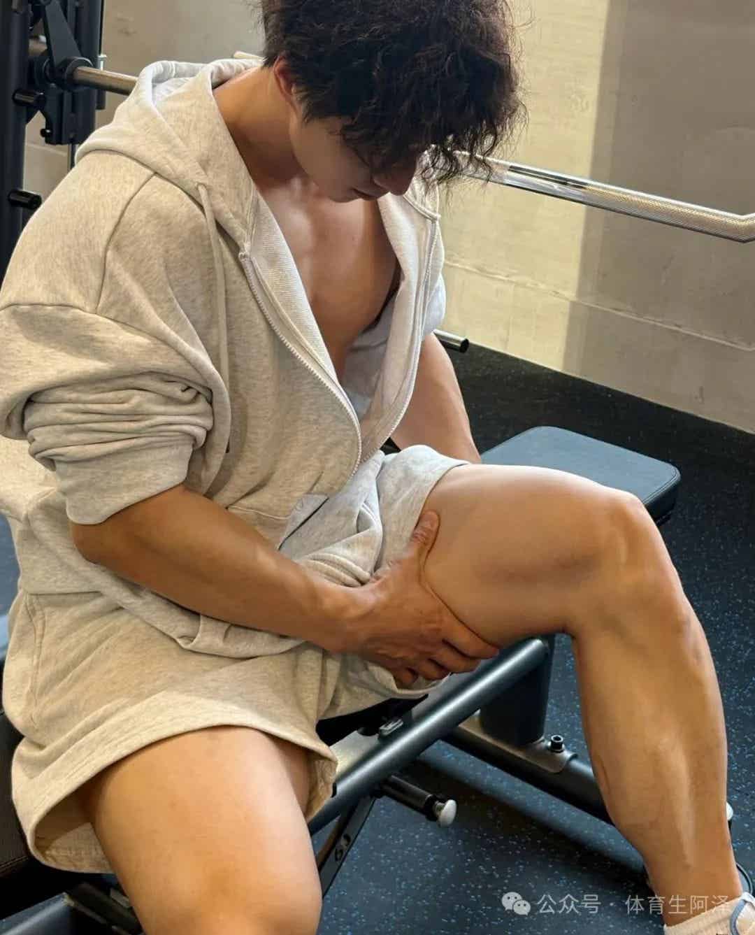 图片[2]-185cm粗腿健身男大，饱满胸肌太诱人，网友辣评：比我屁股还大.....-小蓝短视频