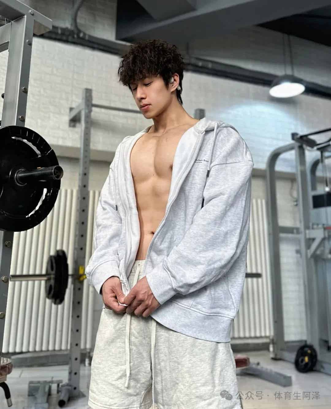 图片[3]-185cm粗腿健身男大，饱满胸肌太诱人，网友辣评：比我屁股还大.....-小蓝短视频