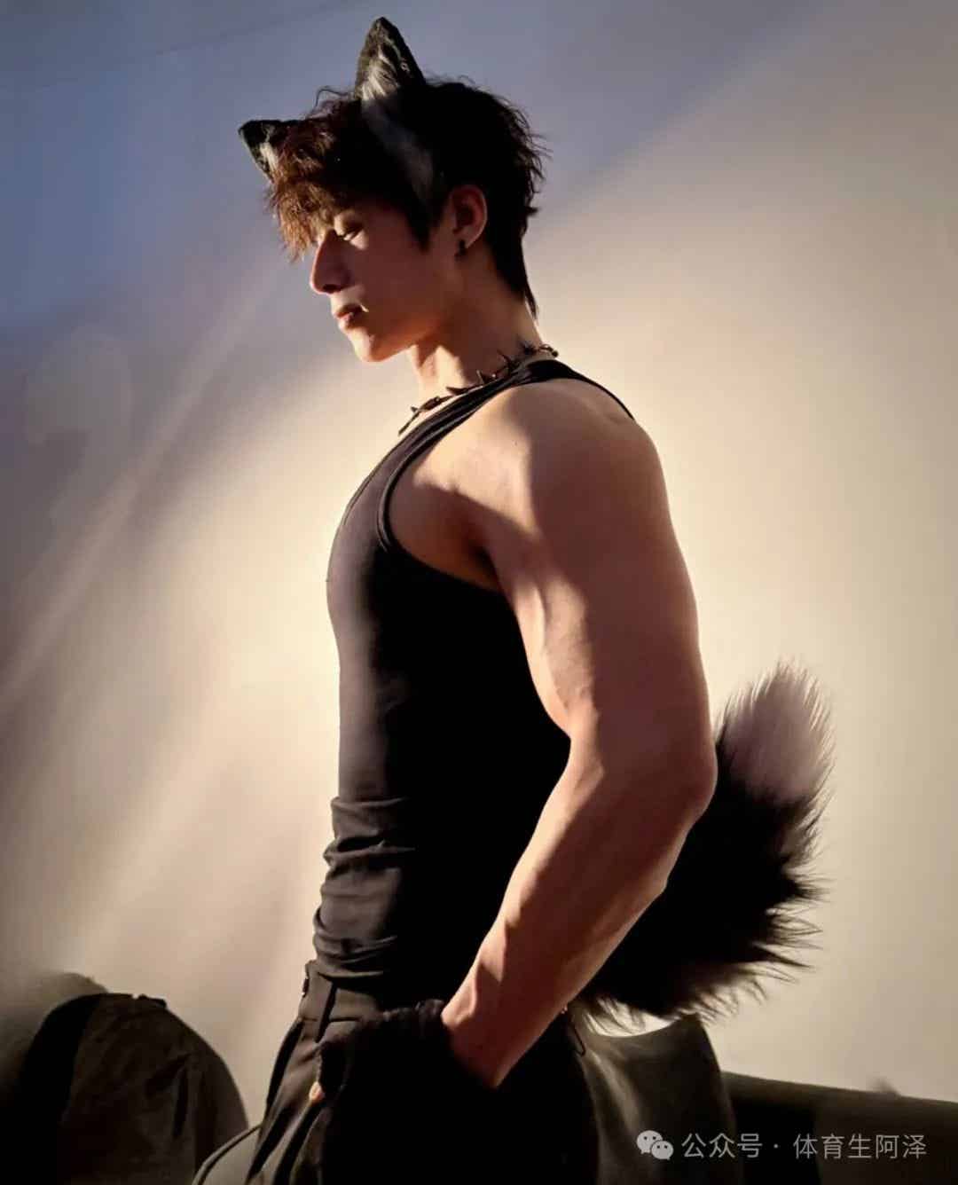 图片[6]-185cm粗腿健身男大，饱满胸肌太诱人，网友辣评：比我屁股还大.....-小蓝短视频