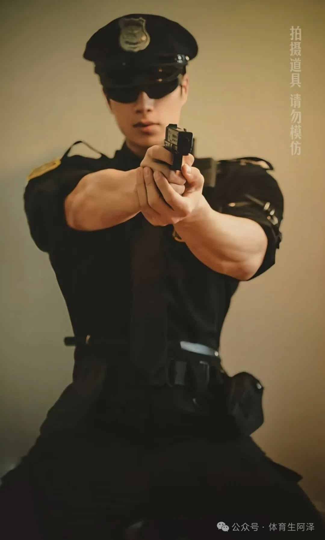 图片[7]-185cm粗腿健身男大，饱满胸肌太诱人，网友辣评：比我屁股还大.....-小蓝短视频