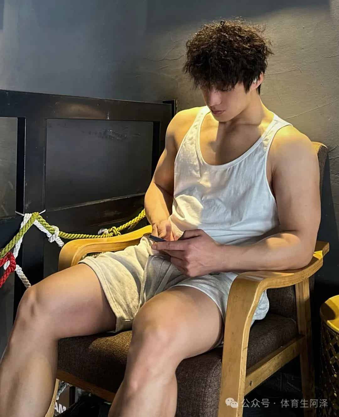 图片[10]-185cm粗腿健身男大，饱满胸肌太诱人，网友辣评：比我屁股还大.....-小蓝短视频