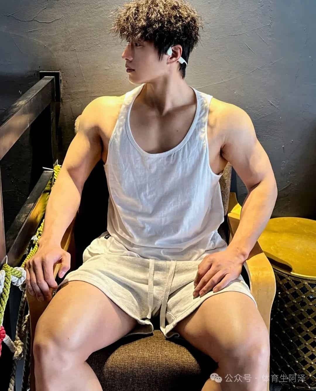 图片[11]-185cm粗腿健身男大，饱满胸肌太诱人，网友辣评：比我屁股还大.....-小蓝短视频