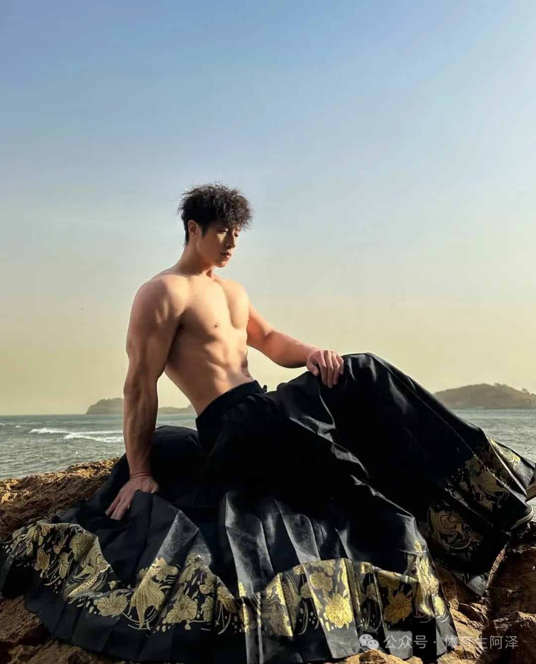 图片[12]-185cm粗腿健身男大，饱满胸肌太诱人，网友辣评：比我屁股还大.....-小蓝短视频