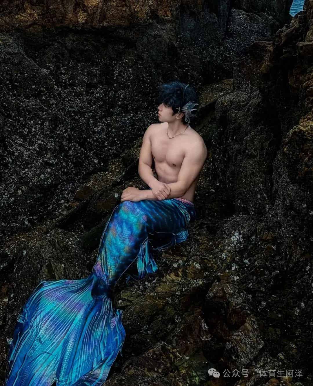 185cm粗腿健身男大，饱满胸肌太诱人，网友辣评：比我屁股还大.....-小蓝短视频