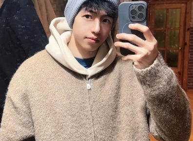 肩膀拉丝的异国肌肉少年