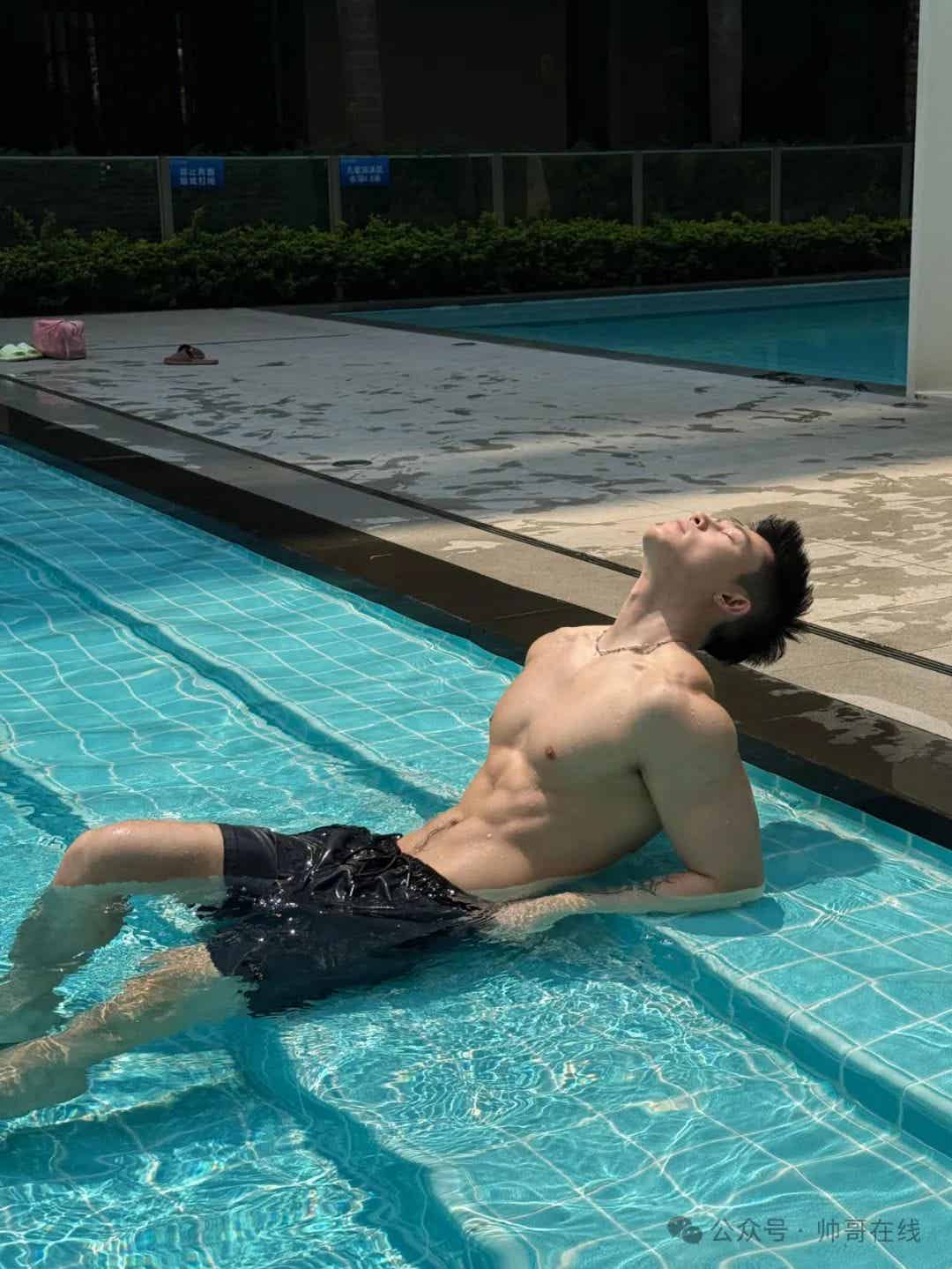图片[2]-泳池宽肩窄腰肌肉帅哥，夏天让腹肌先行！-小蓝短视频