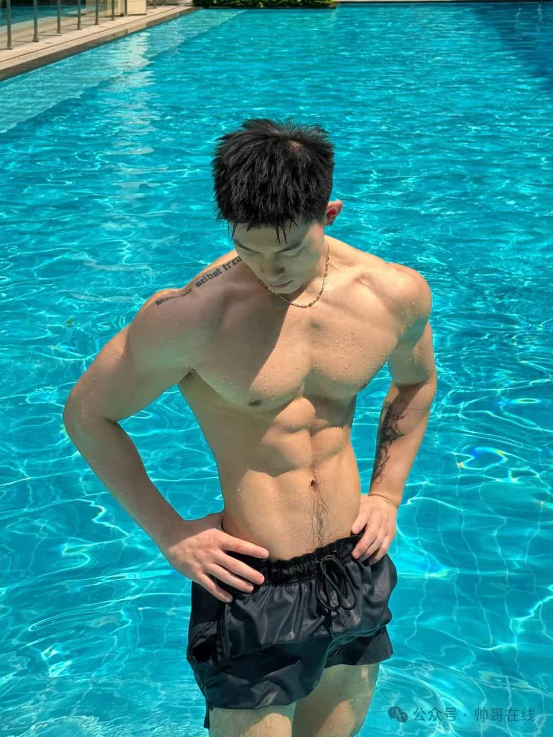 图片[3]-泳池宽肩窄腰肌肉帅哥，夏天让腹肌先行！-小蓝短视频