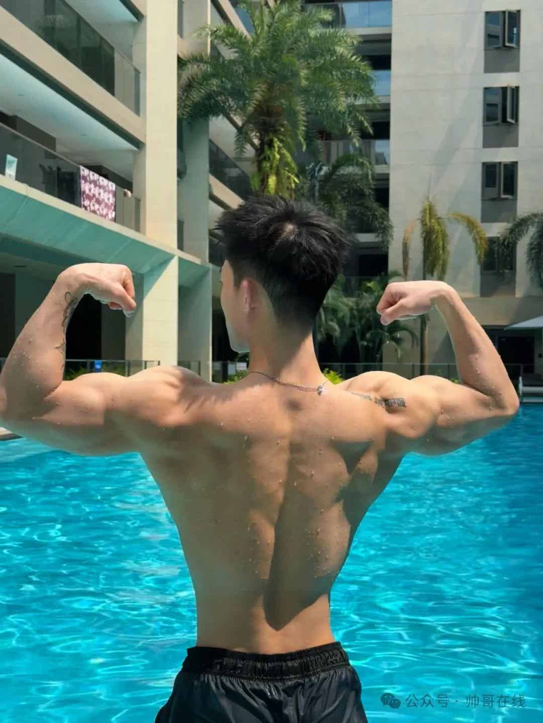 图片[4]-泳池宽肩窄腰肌肉帅哥，夏天让腹肌先行！-小蓝短视频