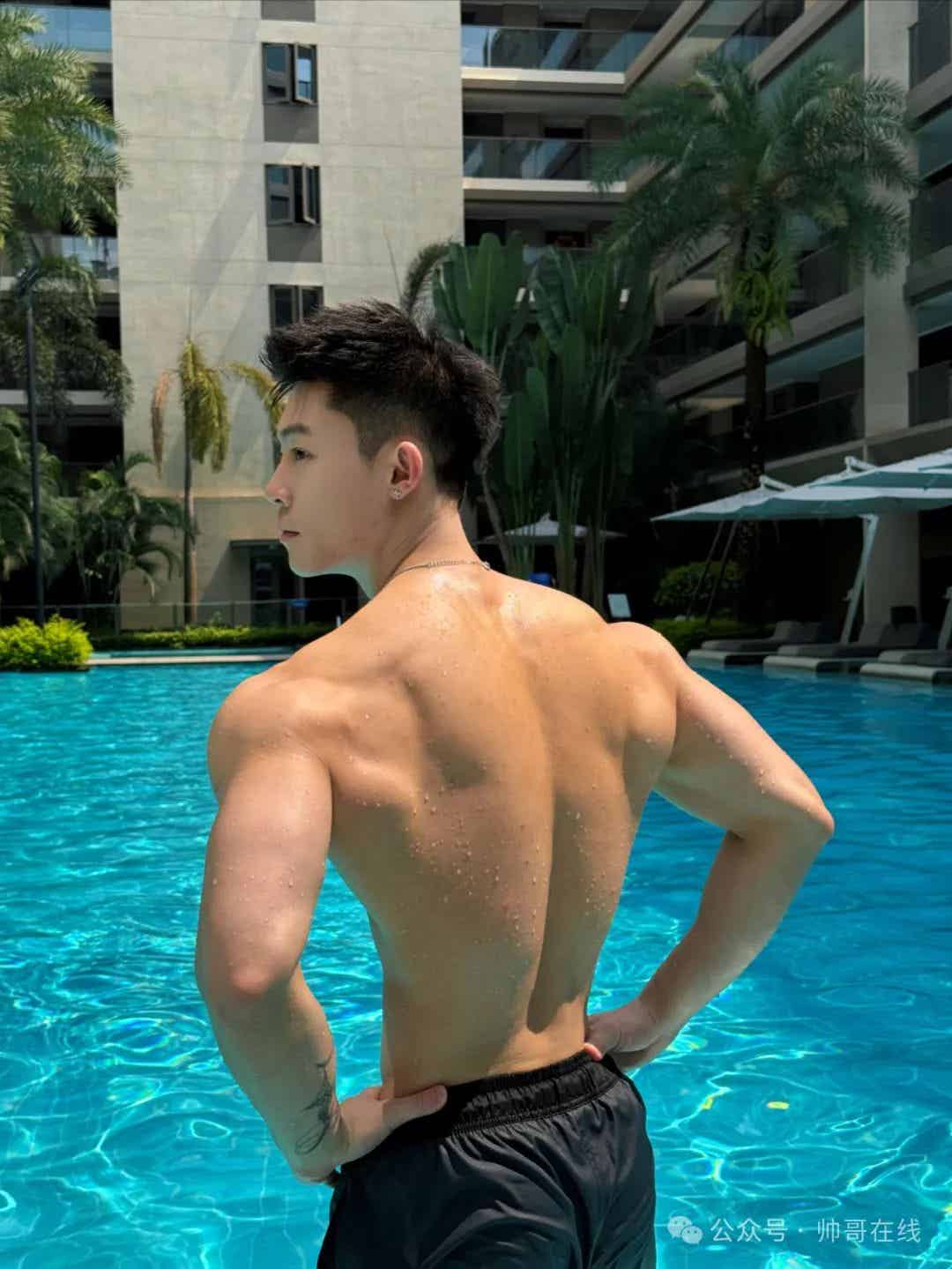 图片[5]-泳池宽肩窄腰肌肉帅哥，夏天让腹肌先行！-小蓝短视频