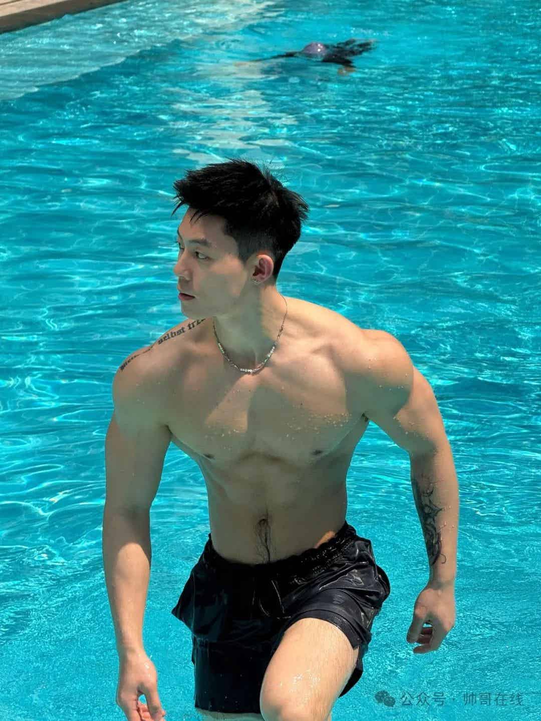 图片[6]-泳池宽肩窄腰肌肉帅哥，夏天让腹肌先行！-小蓝短视频
