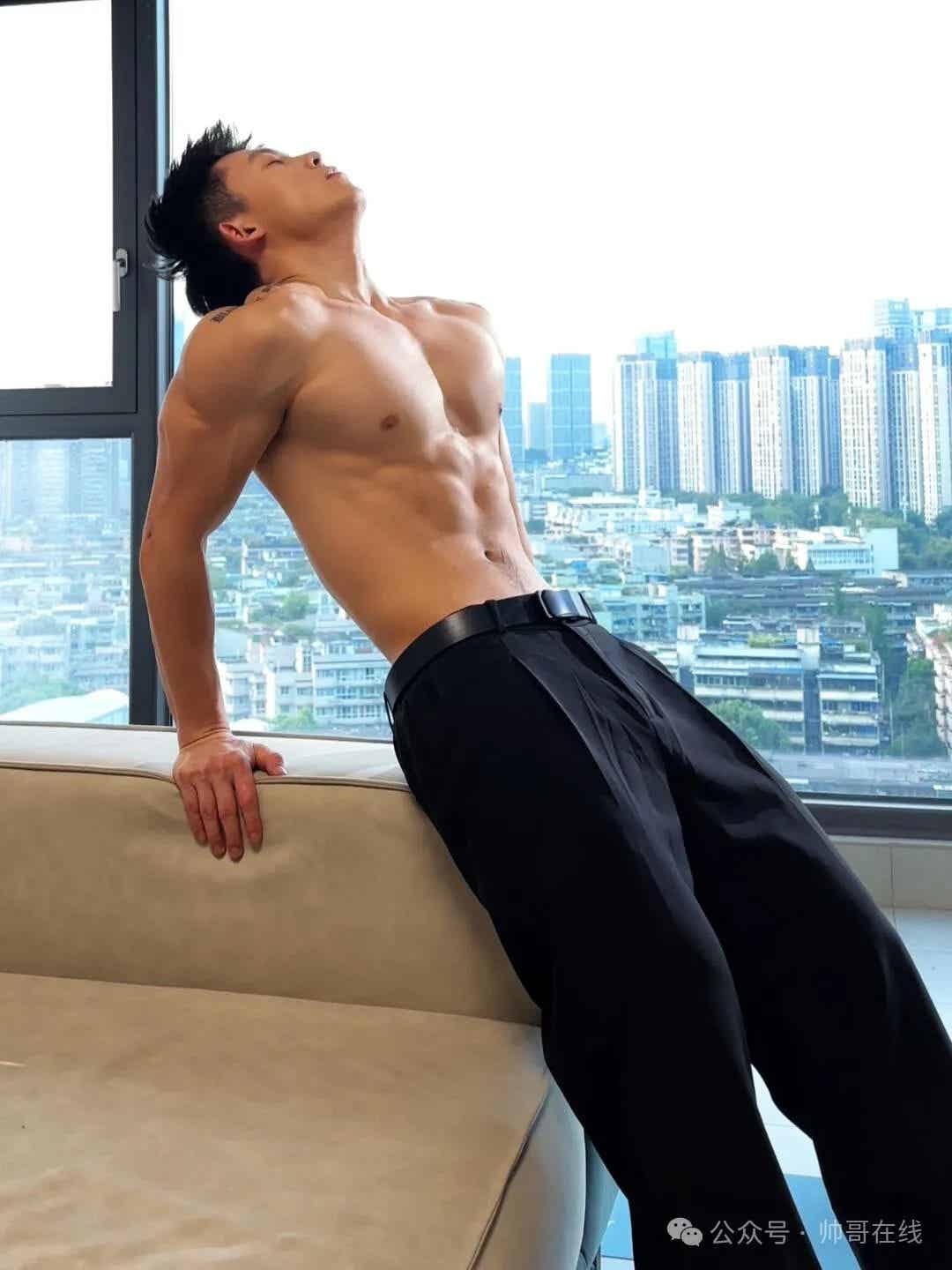 图片[7]-泳池宽肩窄腰肌肉帅哥，夏天让腹肌先行！-小蓝短视频