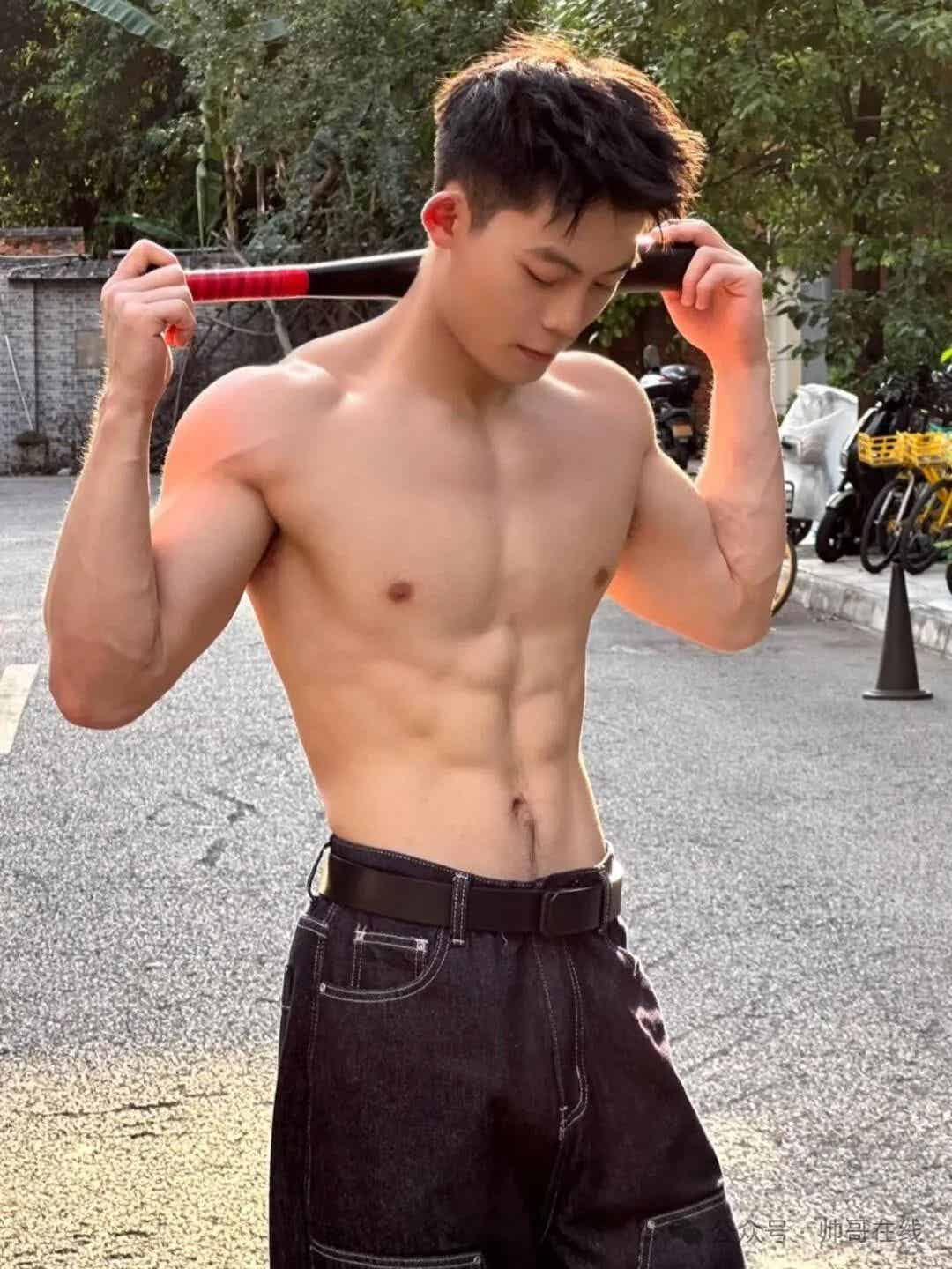 图片[8]-泳池宽肩窄腰肌肉帅哥，夏天让腹肌先行！-小蓝短视频