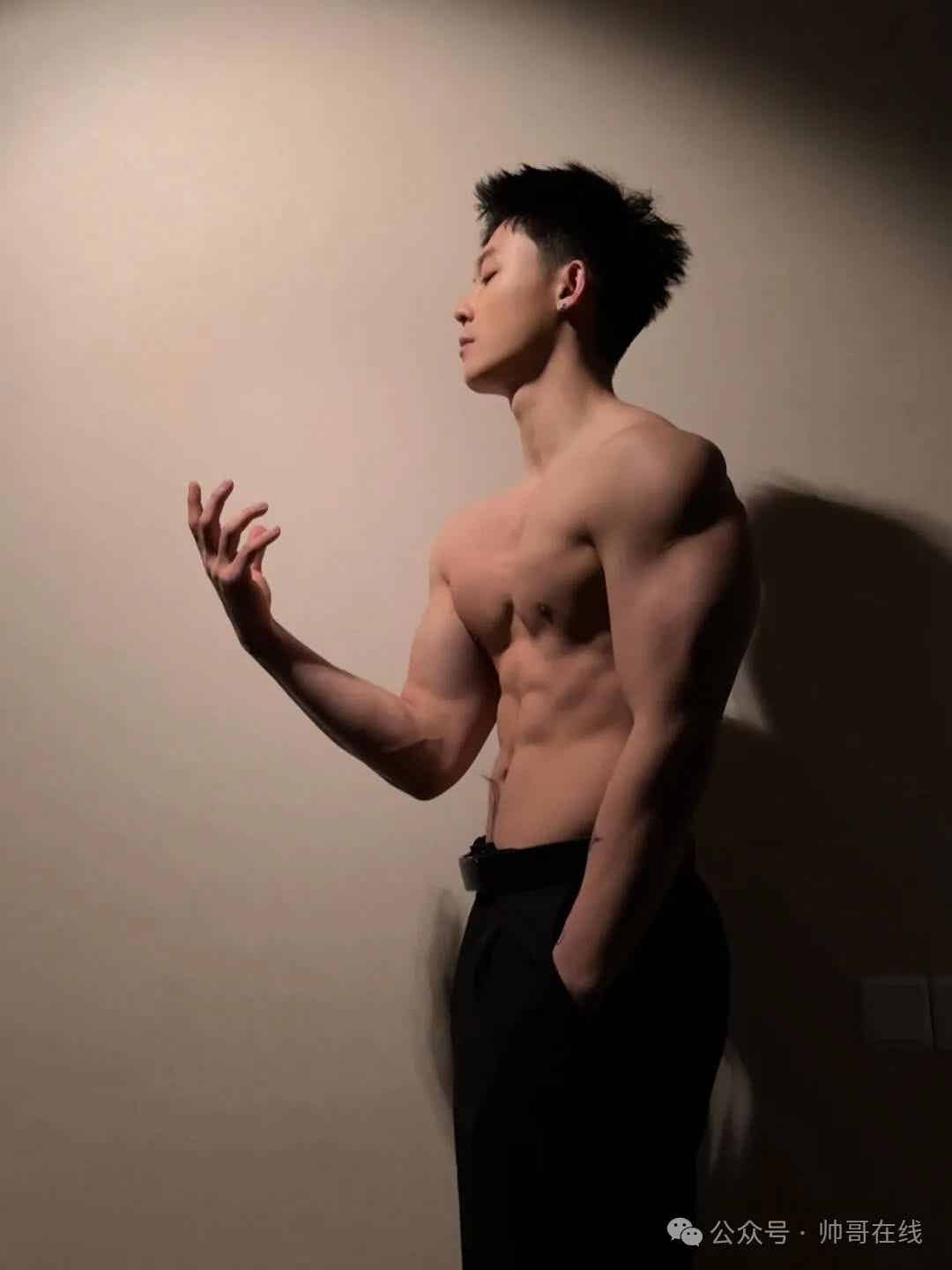 图片[9]-泳池宽肩窄腰肌肉帅哥，夏天让腹肌先行！-小蓝短视频