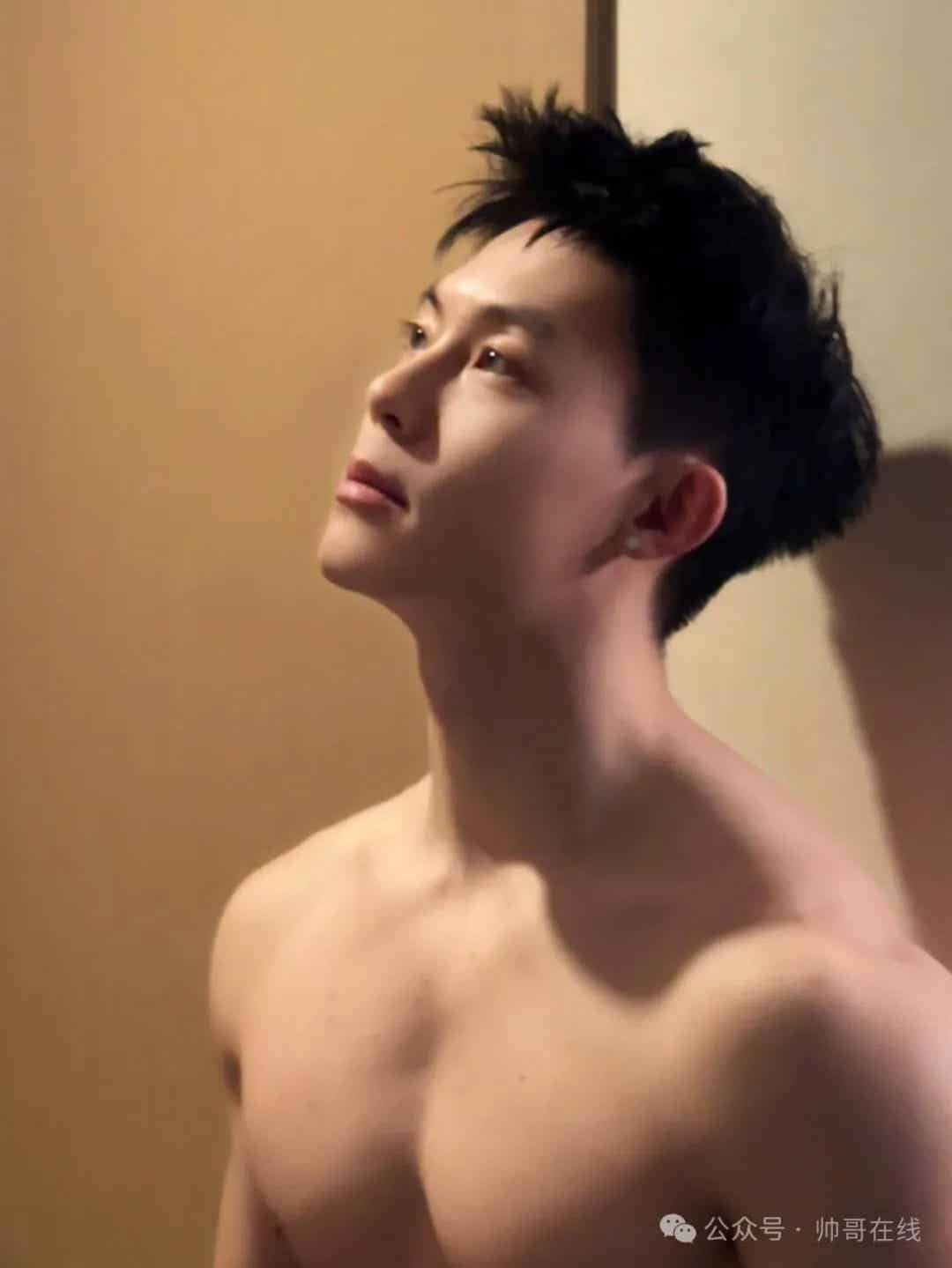 泳池宽肩窄腰肌肉帅哥，夏天让腹肌先行！-小蓝短视频