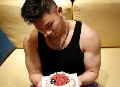 来自上海的呆萌肌肉网红,自拍秀帅气身材,厚实胸肌麒麟臂,这脂包肌小腹一看就糯糯唧唧的