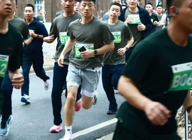 武汉体育学院的体育生小哥，穿灰裤子好看！