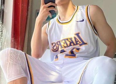 体育生明明可以靠脸，却沉迷擦边……