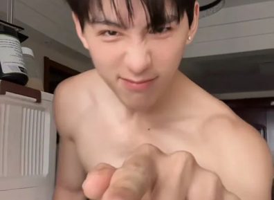 推特网红、内衣店主兼模特，白净薄肌身材也太可了！