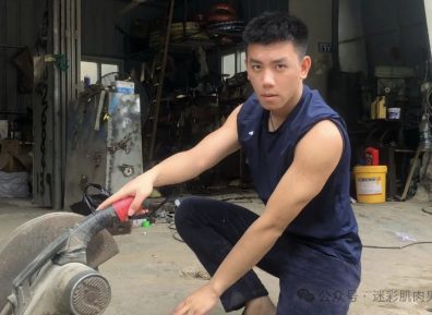 舅舅长太帅实力太强让人羡慕!穿的太太短引围观!