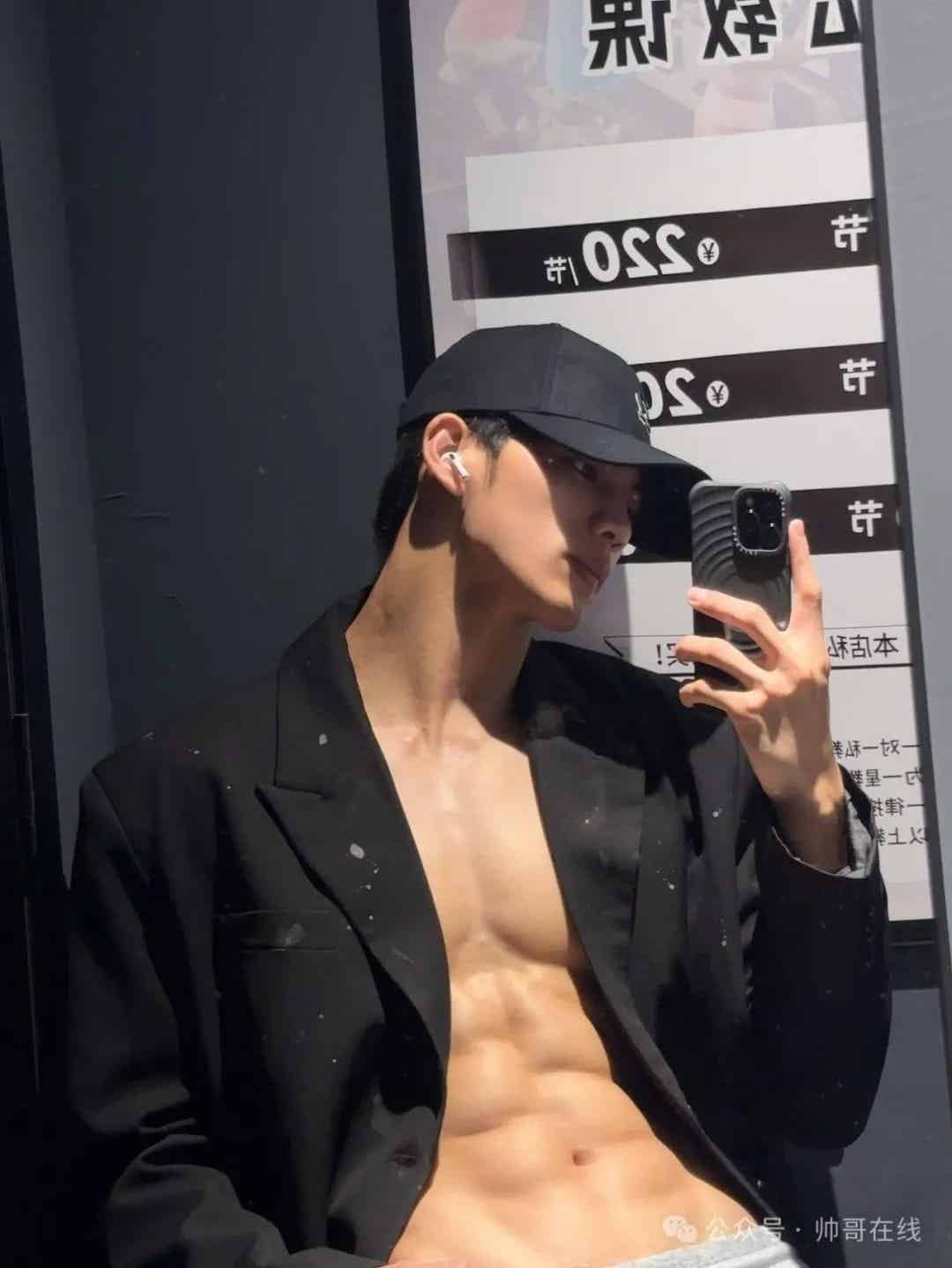 图片[1]-185CM肌肉帅模特脱衣秀腹肌，网友们都尖叫了!-小蓝短视频