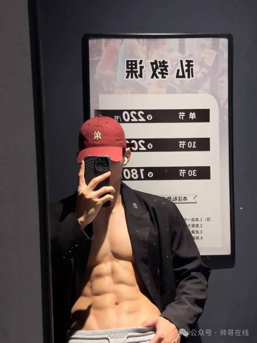 图片[2]-185CM肌肉帅模特脱衣秀腹肌，网友们都尖叫了!-小蓝短视频