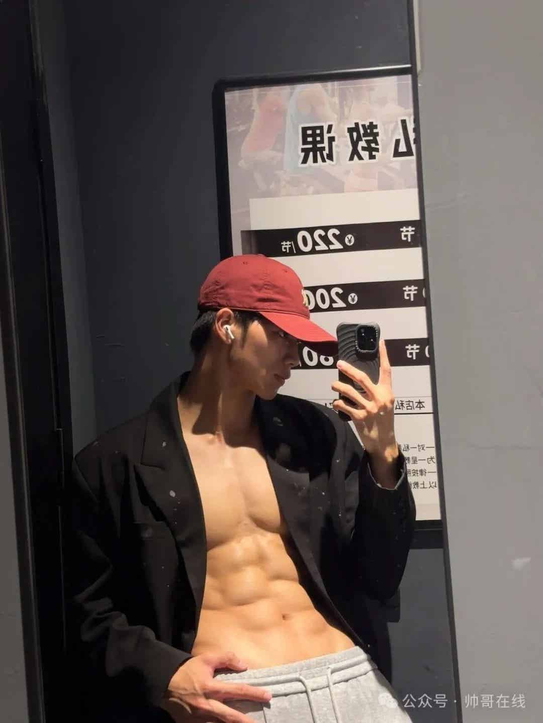 图片[3]-185CM肌肉帅模特脱衣秀腹肌，网友们都尖叫了!-小蓝短视频