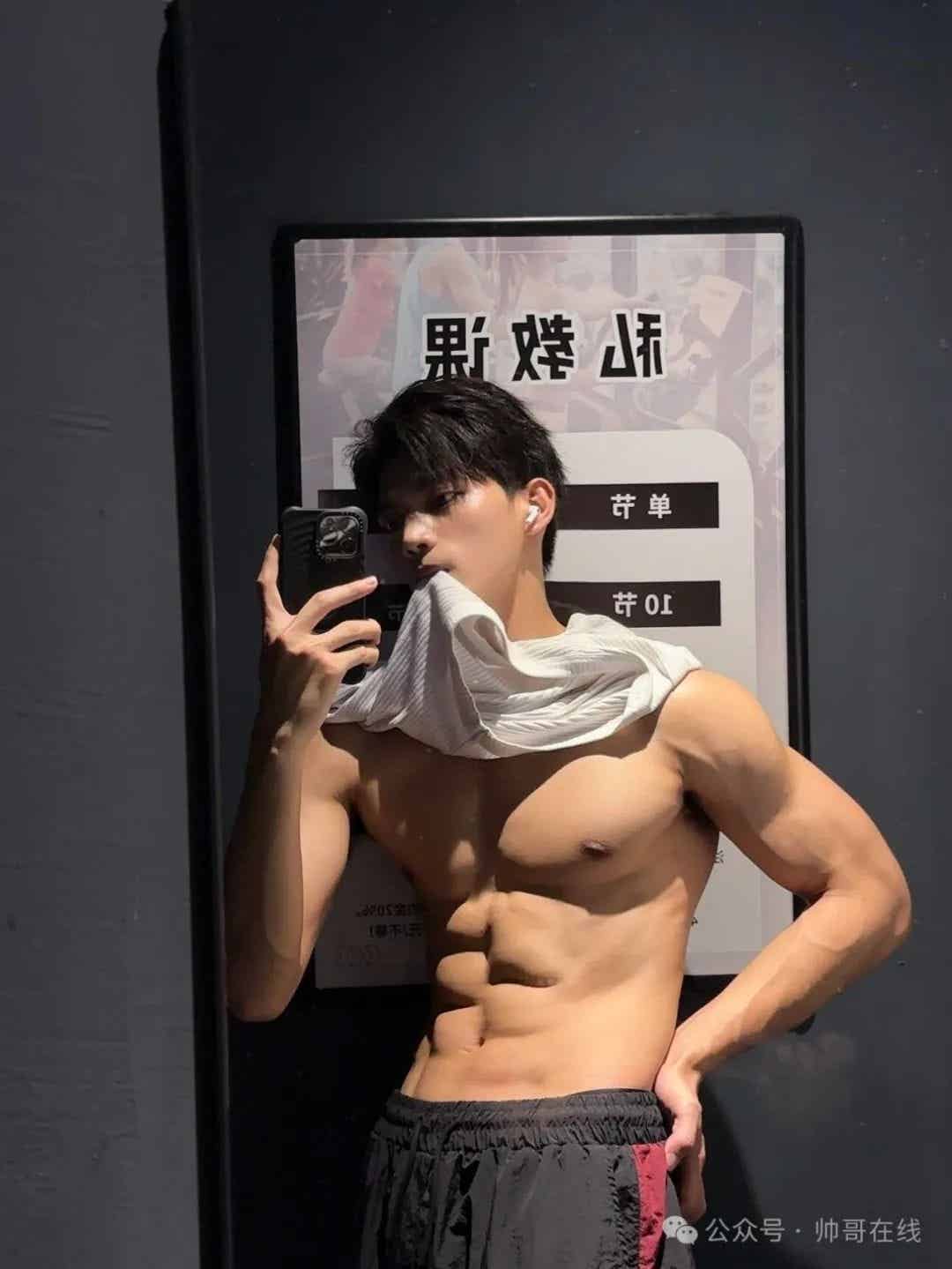 图片[4]-185CM肌肉帅模特脱衣秀腹肌，网友们都尖叫了!-小蓝短视频