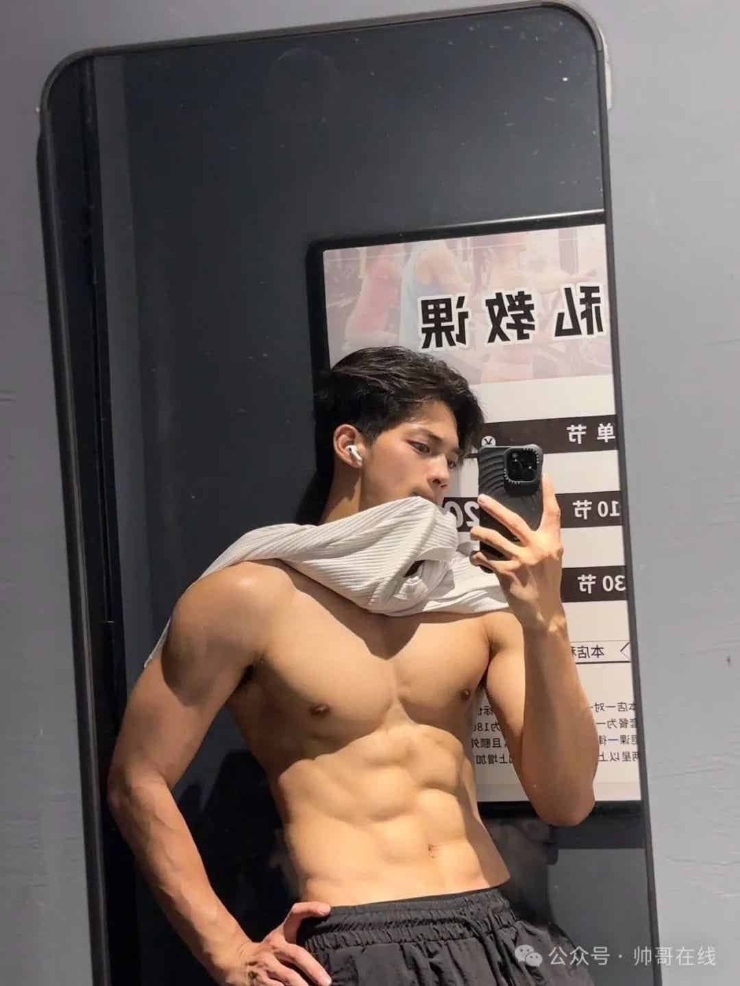 图片[5]-185CM肌肉帅模特脱衣秀腹肌，网友们都尖叫了!-小蓝短视频