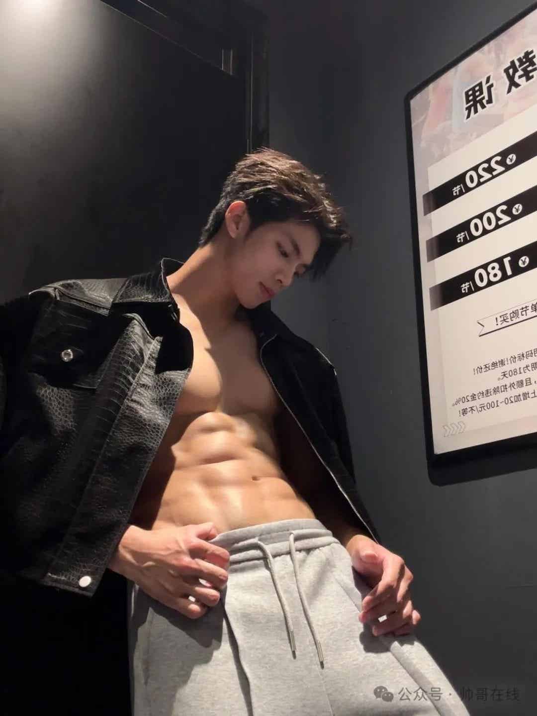 图片[6]-185CM肌肉帅模特脱衣秀腹肌，网友们都尖叫了!-小蓝短视频